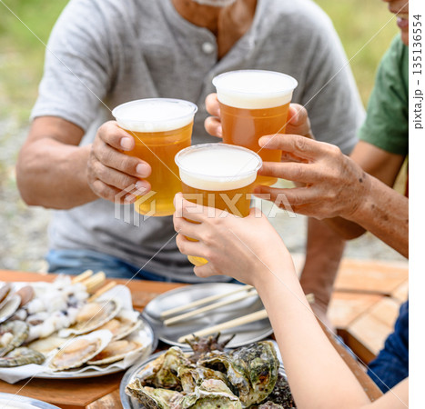 屋外でビール乾杯 【撮影協力：隠岐シーサイドリゾートみやび様】 135136554