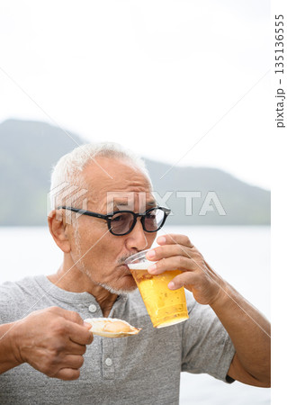 男性が屋外でビールを飲む 【撮影協力：隠岐シーサイドリゾートみやび様】 135136555