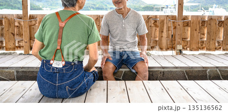 高齢者二人の足湯 【撮影協力:隠岐シーサイドリゾートみやび様】 高齢者二人の足湯 【撮影協力:隠岐シーサイドリゾートみやび様】 135136562
