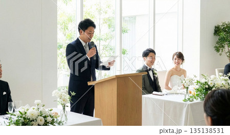 結婚式の写真(友人スピーチのシーン) 結婚式の写真(友人スピーチのシーン) 135138531