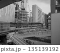 工事中の高層ビル。渋谷の再開発。 135139192
