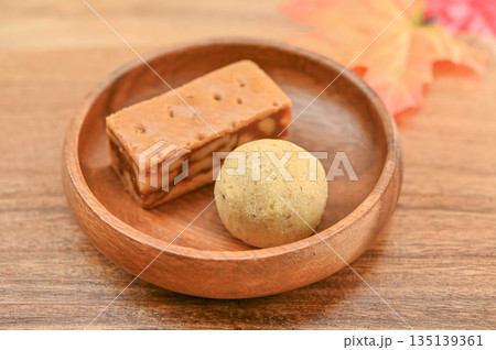 秋の味覚　栗と胡桃のお菓子 135139361