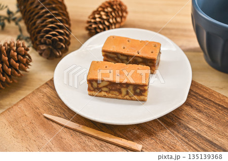クルミとキャラメルのスイーツ クルミとキャラメルのスイーツ 135139368