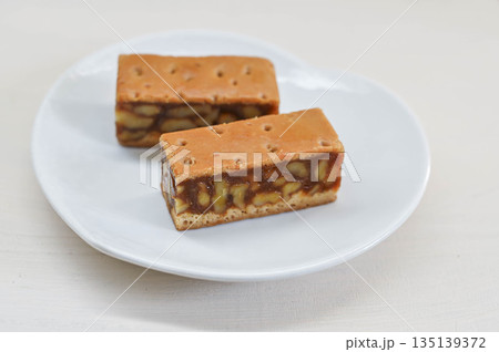 クルミとキャラメルの洋菓子 135139372