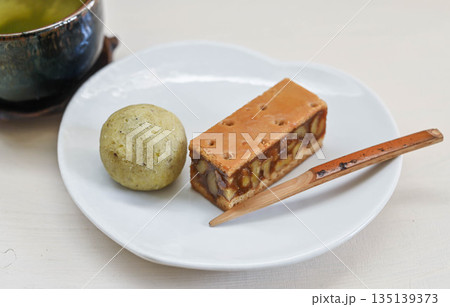 秋の味覚　栗と胡桃のお菓子 135139373