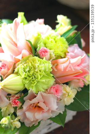ユリを使った淡いピンクのフラワーアレンジメント 135139539
