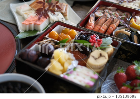 正月に家族でつくったお節料理が並ぶ食卓 135139698