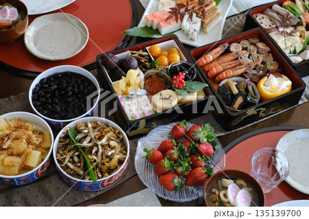正月に家族でつくったお節料理が並ぶ食卓の風景 正月に家族でつくったお節料理が並ぶ食卓の風景 135139700