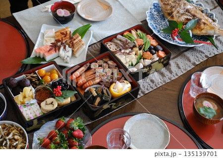家族で手作りしたお節料理が並ぶ豪華な食卓 135139701