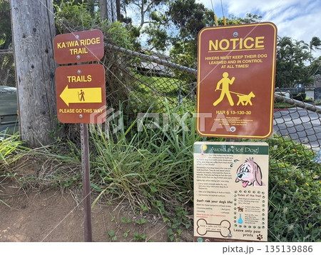 ハワイのラニカイ・ピルボックス・トレイルの登山口の看板 ハワイのラニカイ・ピルボックス・トレイルの登山口の看板 135139886