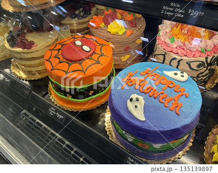 ハワイのスーパーマーケットで見たハロウィンのケーキ 135139897