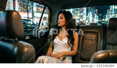 タクシーの後部座席に座る女性 135140264