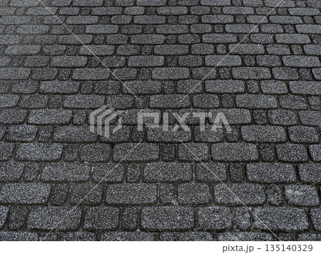 パターン柄に舗装された道路の表面 135140329