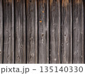 古い木材の板塀 135140330