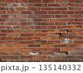 割れのあるレンガの壁 135140332