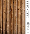 新しい木材の板塀 135140333