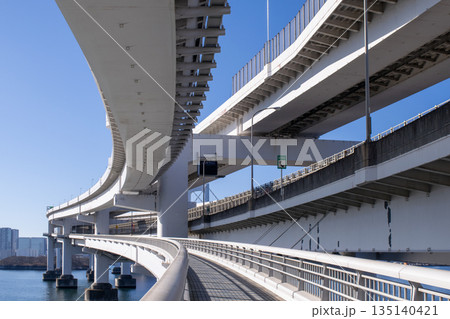 東京湾を渡る高架の高速道路 レインボーブリッジ 東京湾を渡る高架の高速道路 レインボーブリッジ 135140421