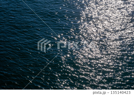 キラキラ光る海面の波紋 キラキラ光る海面の波紋 135140423