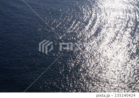 キラキラ光る海面の波紋 135140424