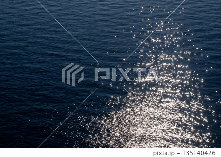 キラキラ光る海面の波紋 135140426