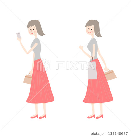 買い物袋を持っている女性とスマートフォンを見ている女性 135140687