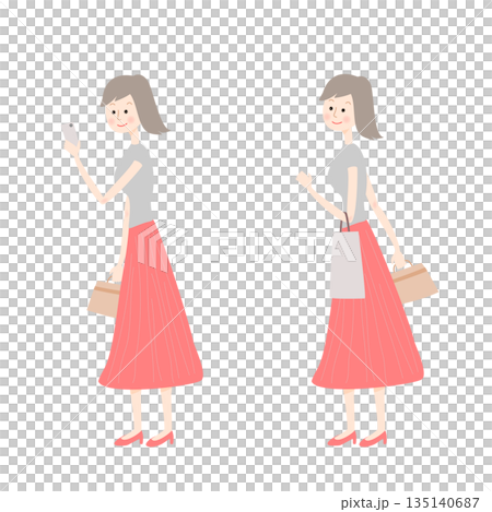 買い物袋を持っている女性とスマートフォンを見ている女性 135140687