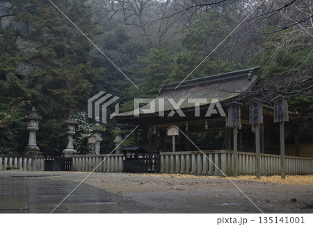 霧に包まれる神社 霧に包まれる神社 135141001