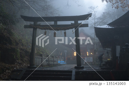 霧に包まれる神社 霧に包まれる神社 135141003