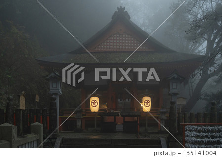 霧に包まれる神社 135141004