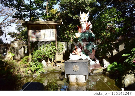 神奈川県藤沢市　江島神社辺津宮の白龍池と銭洗い白龍王 135141247