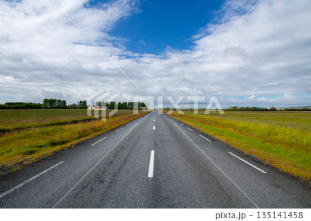 北欧の島国アイスランド　地平線に続くまっすぐな一本道 135141458