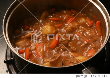 鍋に入った出来たてのカレールウ 135141615
