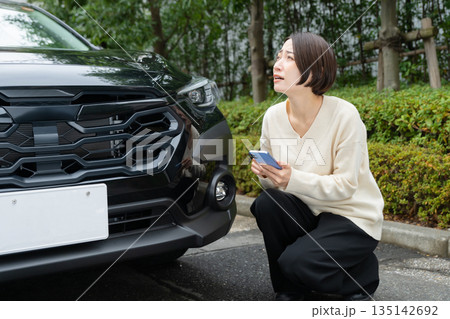 車の故障で電話をする女性 135142692