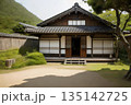 田舎の風景に建つレトロな古民家 135142725
