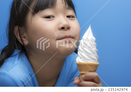 子供がソフトクリームを食べる夏のおやつ時間 子供がソフトクリームを食べる夏のおやつ時間 135142974