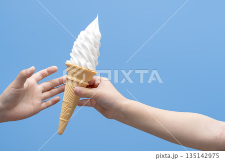 ソフトクリームを手渡すこどもの夏のワンシーン ソフトクリームを手渡すこどもの夏のワンシーン 135142975