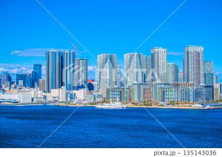 日本の東京都市景観 晴海や照洋丸、豊海地区のタワーマンションなどを望む。左奥に日本橋再開発 日本の東京都市景観 晴海や照洋丸、豊海地区のタワーマンションなどを望む。左奥に日本橋再開発 135143036