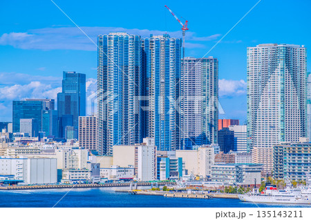 日本の東京都市景観 豊海地区のタワーマンションや晴海、照洋丸などを望む。左奥に日本橋再開発 日本の東京都市景観 豊海地区のタワーマンションや晴海、照洋丸などを望む。左奥に日本橋再開発 135143211