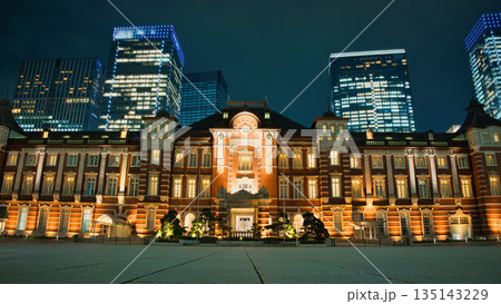 夜の東京駅丸の内駅舎と高層ビル群 135143229