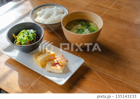ご飯と味噌汁のあるシンプルな和朝食 木のテーブル ご飯と味噌汁のあるシンプルな和朝食 木のテーブル 135143233