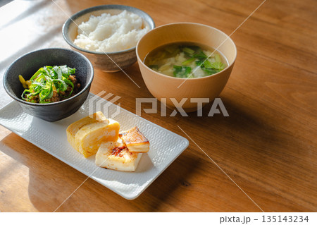 ご飯と味噌汁のあるシンプルな和朝食 木のテーブル ご飯と味噌汁のあるシンプルな和朝食 木のテーブル 135143234