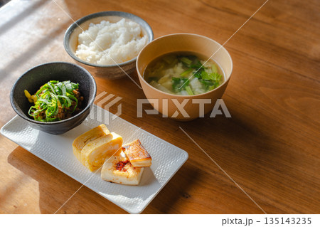 ご飯と味噌汁のあるシンプルな和朝食 木のテーブル ご飯と味噌汁のあるシンプルな和朝食 木のテーブル 135143235