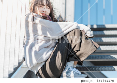 階段に座る女性 135143376