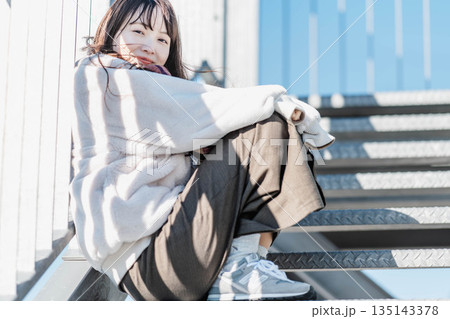 階段に座る女性 階段に座る女性 135143378