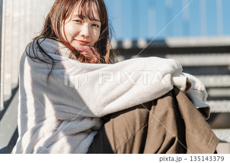 階段に座る女性 階段に座る女性 135143379