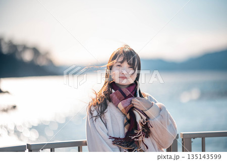 海辺に立つ若い女性 135143599