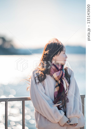 海辺に立つ若い女性 海辺に立つ若い女性 135143600