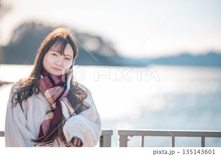 海辺に立つ若い女性 海辺に立つ若い女性 135143601