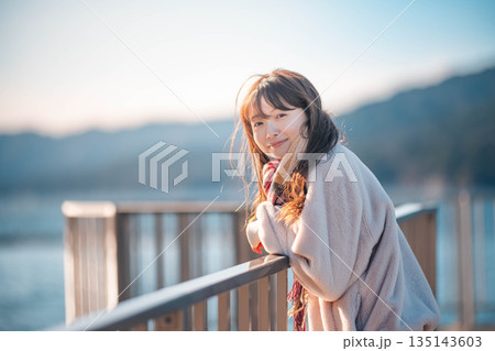 海辺に立つ若い女性 135143603