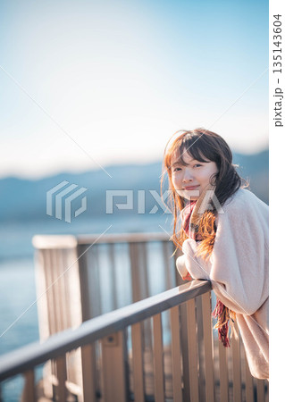 海辺に立つ若い女性 135143604